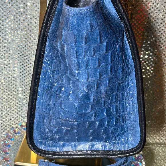 Borse in Pelle Blue Croc-Embossed Suede & Leather Bag Approx. 12” x 10” x 4” NWT - Picture 4 of 15